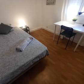 Private room for rent for €320 per month in Madrid, Calle de Pico Cejo
