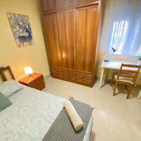 Private room for rent for €400 per month in Madrid, Calle de Pan y Toros