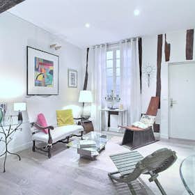 Apartment for rent for €1,842 per month in Paris, Rue du Grenier Saint-Lazare