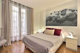 Studio for rent for €1,367 per month in Paris, Avenue Pierre 1er de Serbie