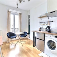 Apartment for rent for €1,188 per month in Paris, Rue Versigny
