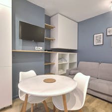 Studio for rent for €1,284 per month in Paris, Avenue Daumesnil