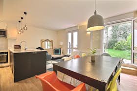 Apartment for rent for €2,750 per month in Paris, Rue de Bercy