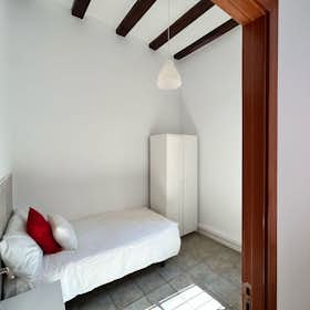 Private room for rent for €570 per month in Barcelona, Carrer d'Avinyó