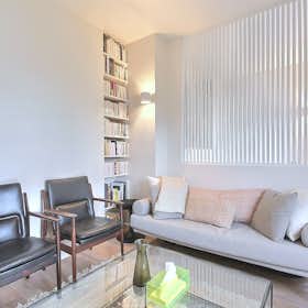 Apartment for rent for €1,590 per month in Paris, Rue Custine