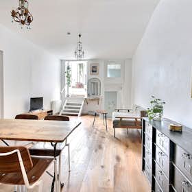 Apartment for rent for €2,849 per month in Paris, Rue de la Fontaine au Roi