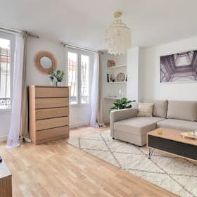 Apartment for rent for €1,624 per month in Paris, Rue Marcadet