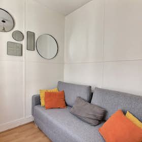 Studio for rent for €1,199 per month in Paris, Rue des Rosiers