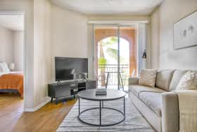 Apartamento para alugar por $3,175 por mês em Woodland Hills, De Soto Ave