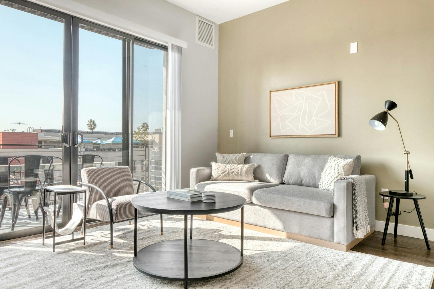 Apartament de închiriat pentru $3,813 pe lună în Los Angeles, Klump Avenue