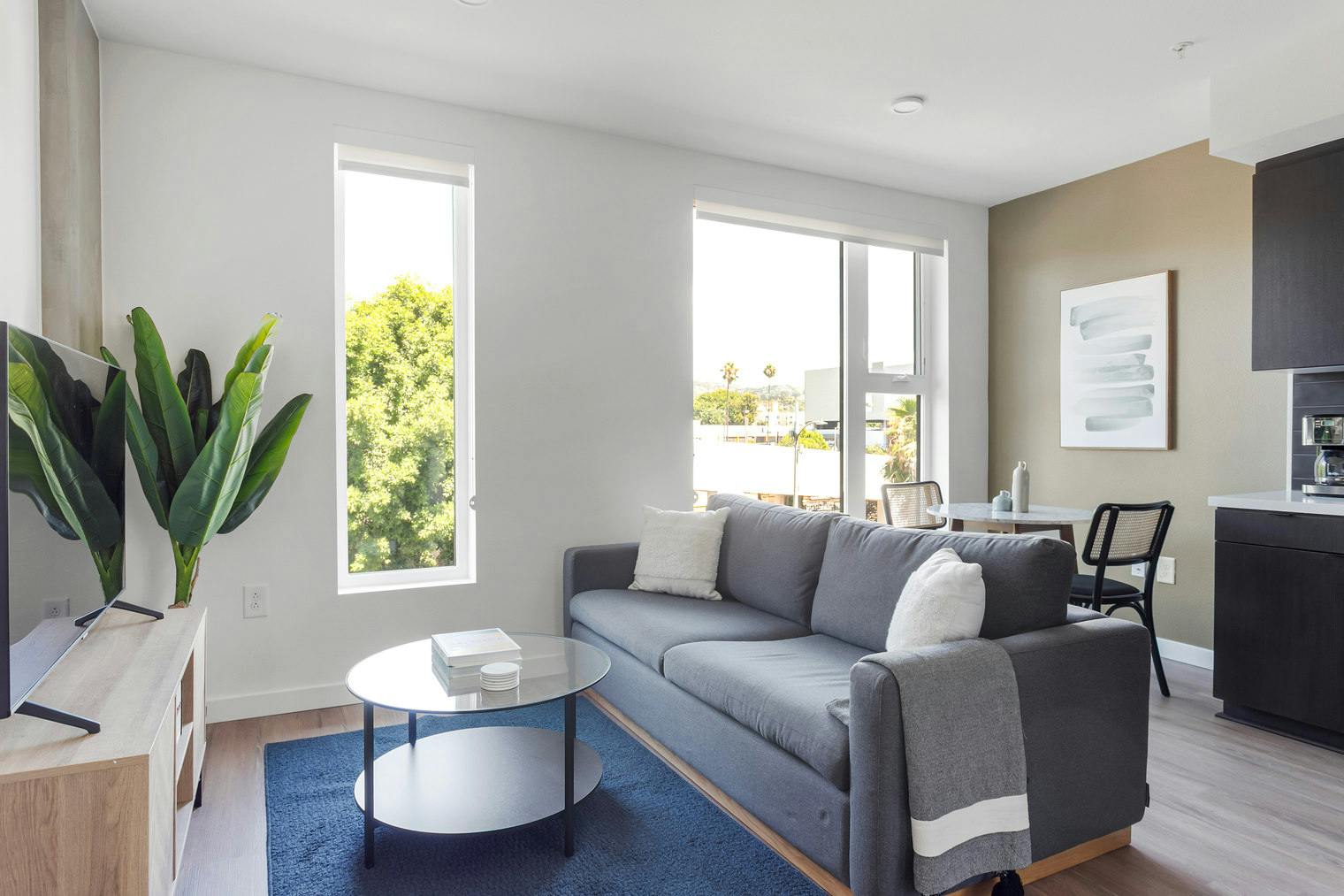 Квартира сдается в аренду за $4,148 в месяц в Los Angeles, De Longpre Avenue