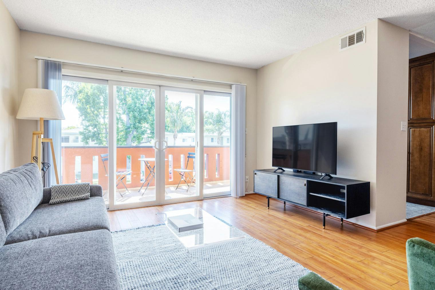 Apartment for rent for $4,052 per month in Los Angeles, Hazeltine Avenue