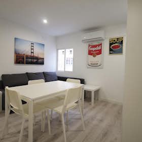 Apartment for rent for €1,300 per month in Madrid, Calle de Carballino
