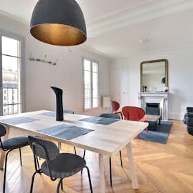 Apartment for rent for €2,860 per month in Paris, Rue Boursault