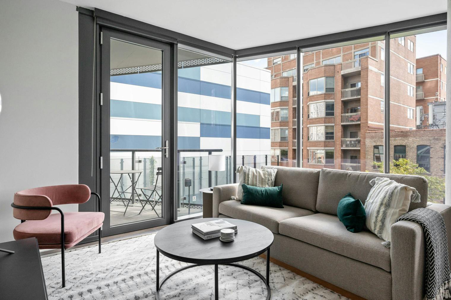Apartament de închiriat pentru $8,676 pe lună în Chicago, W Couch Pl