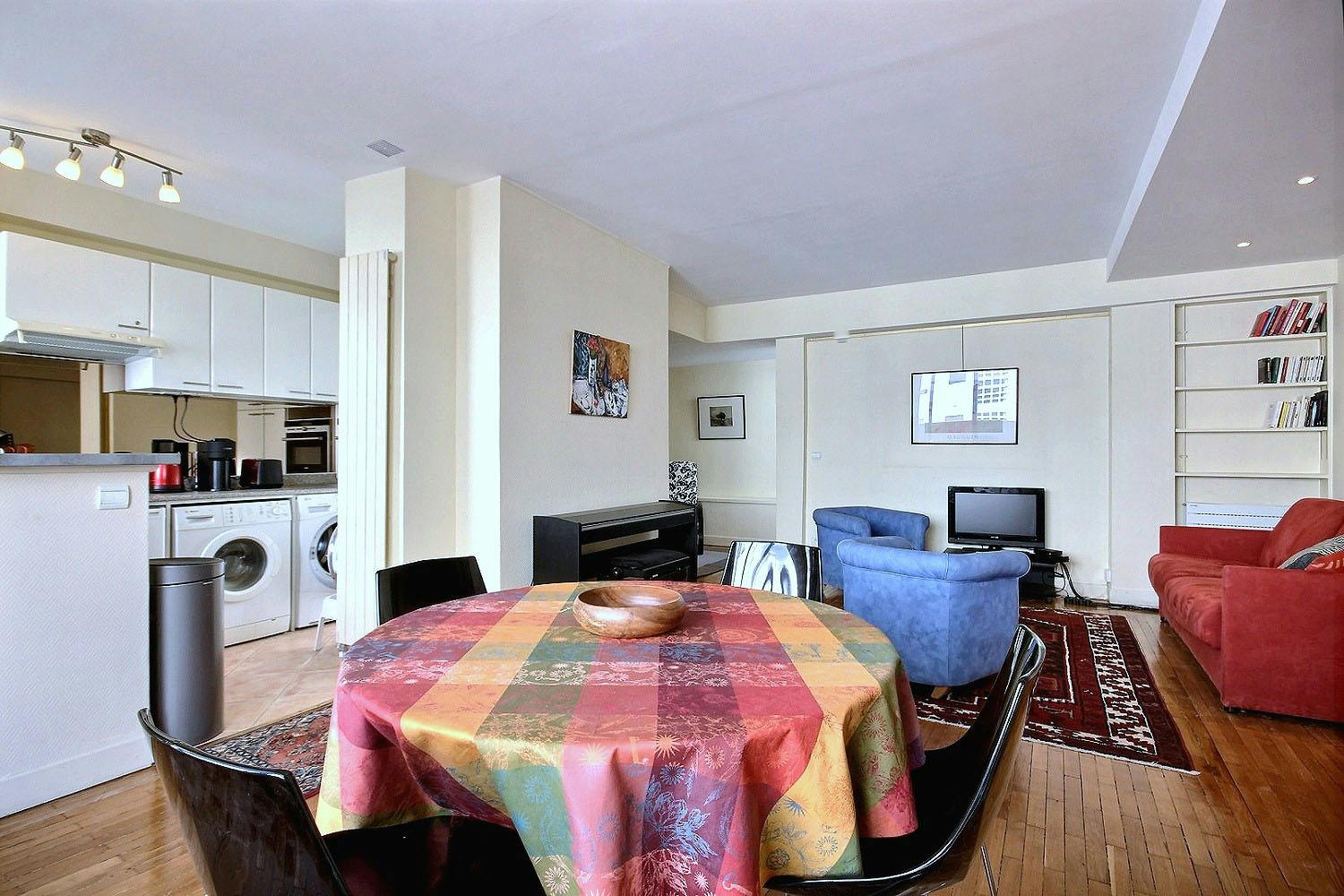 Apartment for rent for €2,968 per month in Paris, Rue de l'Université