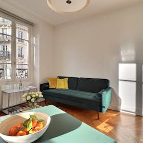 Apartment for rent for €1,947 per month in Paris, Rue de Marguerite de Rochechouart