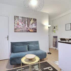 Apartment for rent for €1,378 per month in Paris, Rue d'Aubervilliers
