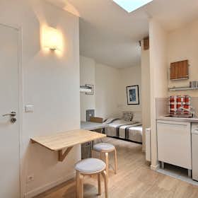 Studio for rent for €1,188 per month in Paris, Rue Dulac