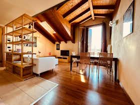 Apartament de închiriat pentru 1.300 EUR pe lună în Varese, Via Magenta
