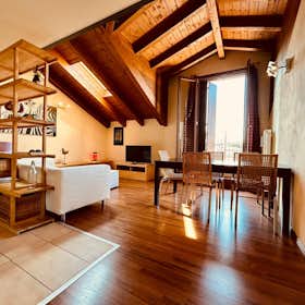 Apartment for rent for €1,300 per month in Varese, Via Magenta