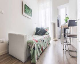 Studio for rent for €995 per month in Milan, Viale Pisa