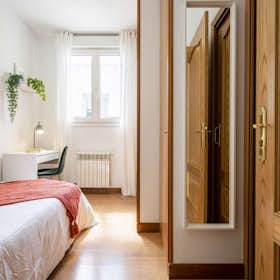 Private room for rent for €680 per month in Madrid, Calle de Bravo Murillo