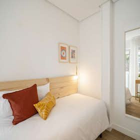 Private room for rent for €720 per month in Madrid, Calle Conde de la Cimera