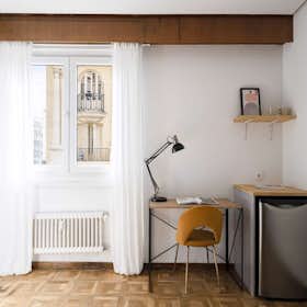 Private room for rent for €810 per month in Madrid, Calle de Núñez de Balboa