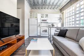 Appartamento in affitto a $3,918 al mese a Chicago, E Benton Pl