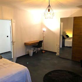 Private room for rent for €1,080 per month in Köln, Neue Weyerstraße