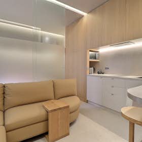 Studio for rent for €1,590 per month in Paris, Boulevard Saint-Denis