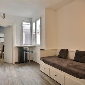 Studio for rent for €1,430 per month in Paris, Rue Jean-Jacques Rousseau
