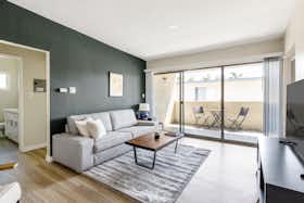 Mieszkanie do wynajęcia za $3,499 miesięcznie w mieście Los Angeles, Clarington Ave