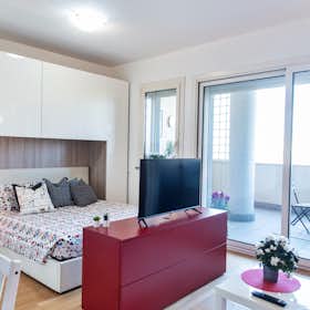 单间公寓 正在以 €1,350 的月租出租，其位于 Rome, Via Giorgio Cingoli