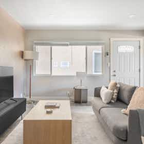 Appartement te huur voor $3,429 per maand in Santa Clara, Burbank Dr