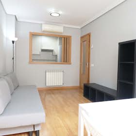 Apartment for rent for €1,050 per month in Madrid, Calle de Robledo