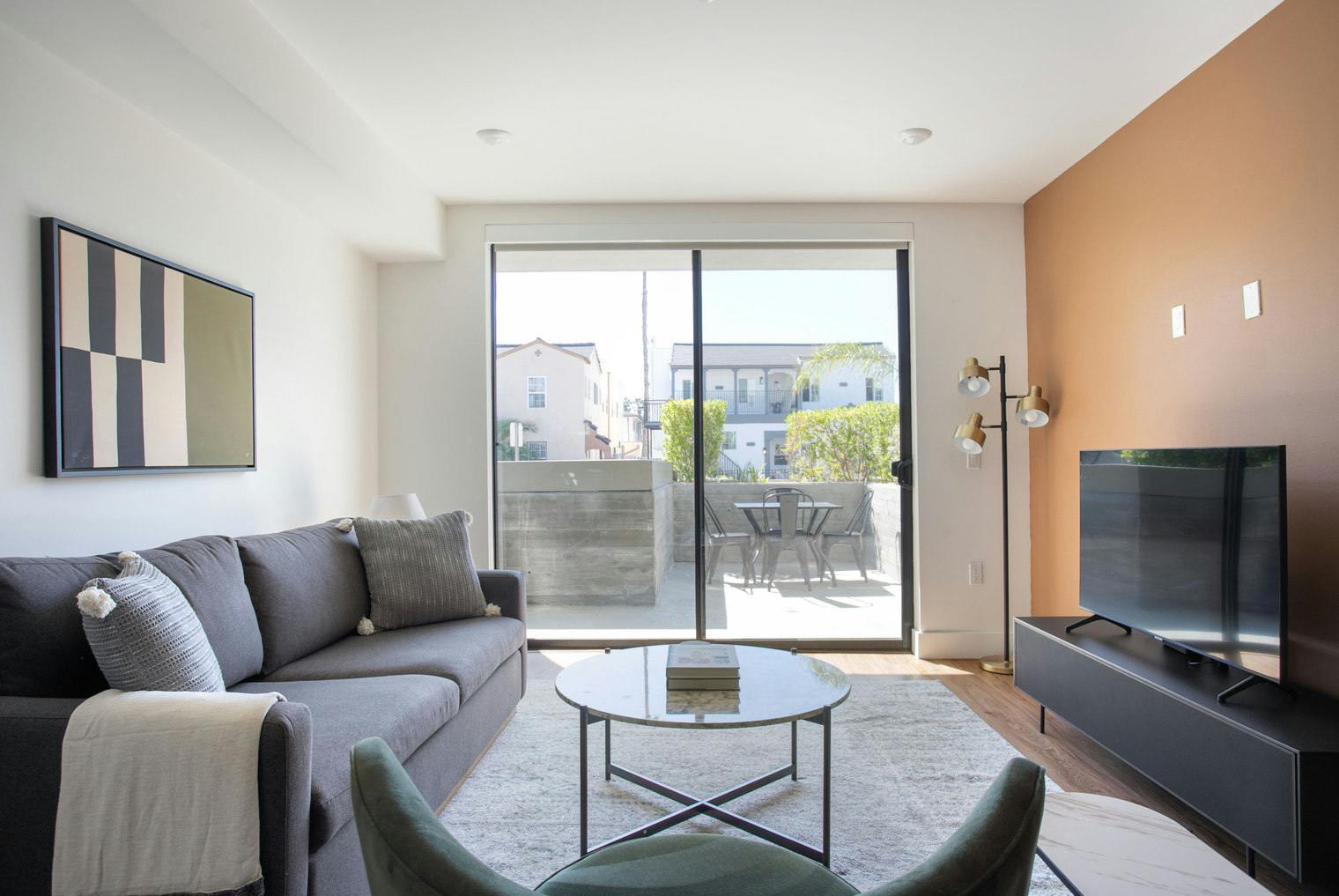 Appartamento in affitto a $5,496 al mese a Los Angeles, Orange Grove Avenue