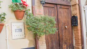 Appartement te huur voor € 700 per maand in Rocca San Giovanni, Piazza degli Eroi