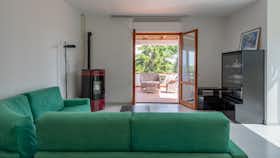公寓 正在以 €1,450 的月租出租，其位于 Rocca San Giovanni, Contrada Montegranaro