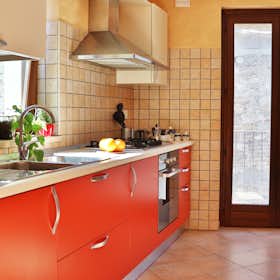 公寓 正在以 €723 的月租出租，其位于 Rocca San Giovanni, Vicolo del Portico