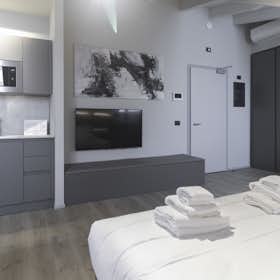 Apartment for rent for €2,531 per month in Milan, Via Gaetana Agnesi