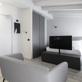 Apartment for rent for €2,450 per month in Milan, Via Gaetana Agnesi
