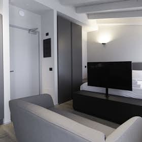 Apartment for rent for €2,450 per month in Milan, Via Gaetana Agnesi