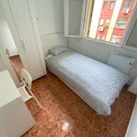 Private room for rent for €400 per month in Madrid, Calle de López Grass
