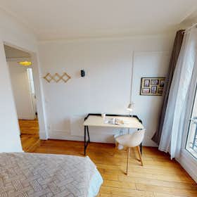 Private room for rent for €988 per month in Paris, Rue des Cloys