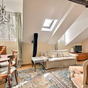 Apartment for rent for €1,590 per month in Paris, Rue de la Clef