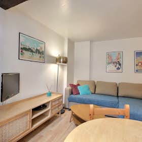 Apartment for rent for €1,579 per month in Paris, Rue des Écouffes
