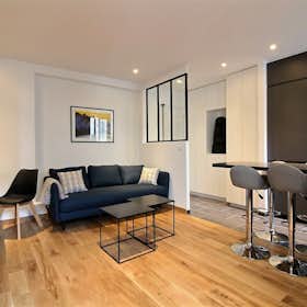 Apartment for rent for €2,066 per month in Paris, Rue des Moines
