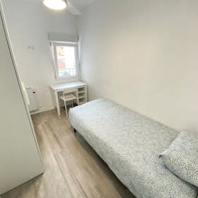 Private room for rent for €350 per month in Madrid, Calle de Encarnación Oviol